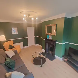  Сasa de vacaciones Modern 4 Bedroom Townhouse In City Centre